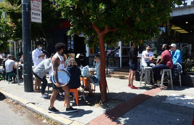 Customers flocked to the Lookout bar and restaurant last weekend, which set up tables on the sidewalk on Noe and 16th streets. Photo: Rick Gerharter