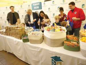 Pine Street Inn Serves Over 2,000 Thanksgiving Meals with Help from Familiar Boston Faces